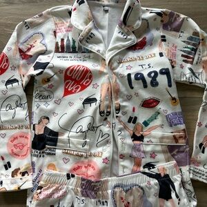 Taylor Swift women’s small Pajama Set